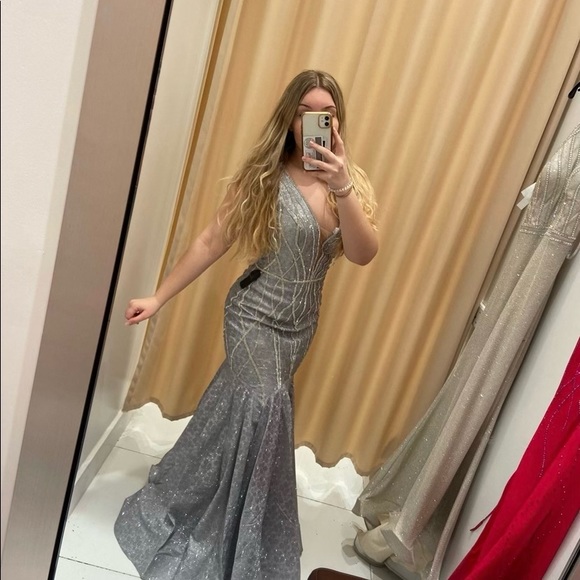 Glamorous and SHOW STOPPING Prom/Pageant Dress - Picture 5 of 5